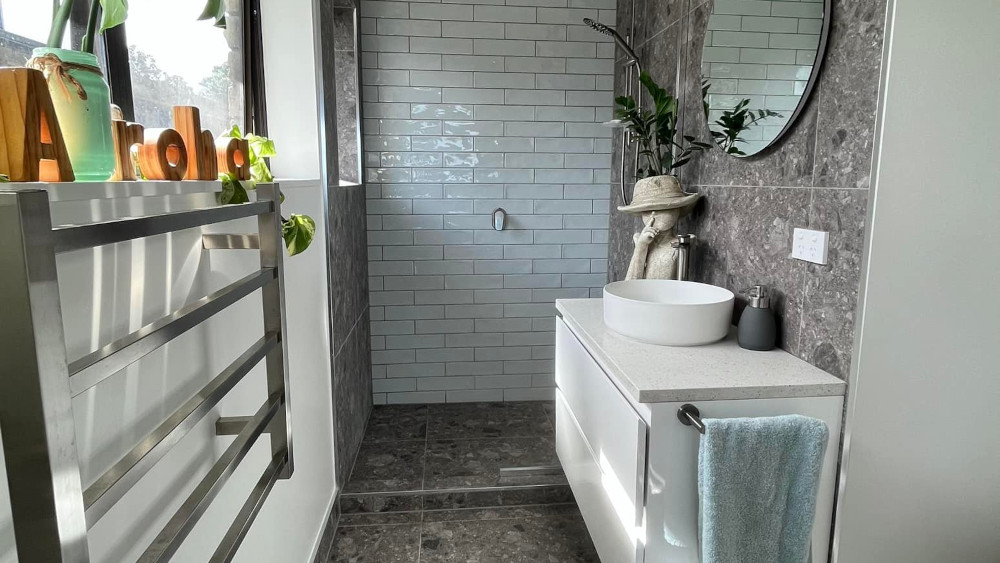 Stylish Ensuite with Round Mirror